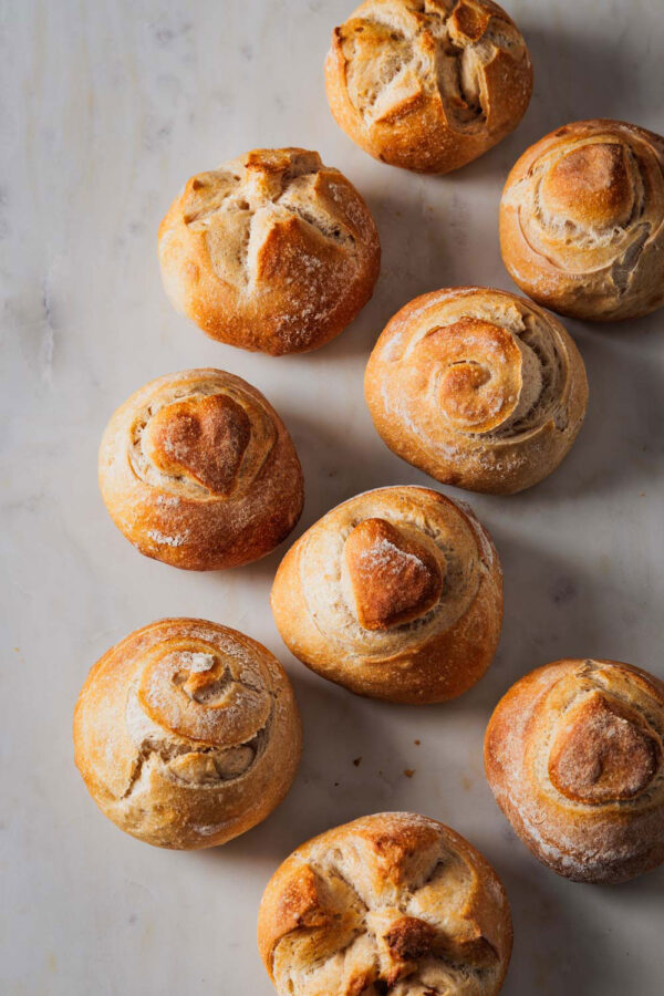 Goldkuller: schnelle, knusprige und goldbraune Brötchen mit Buttermilch und Vollkornanteil.
