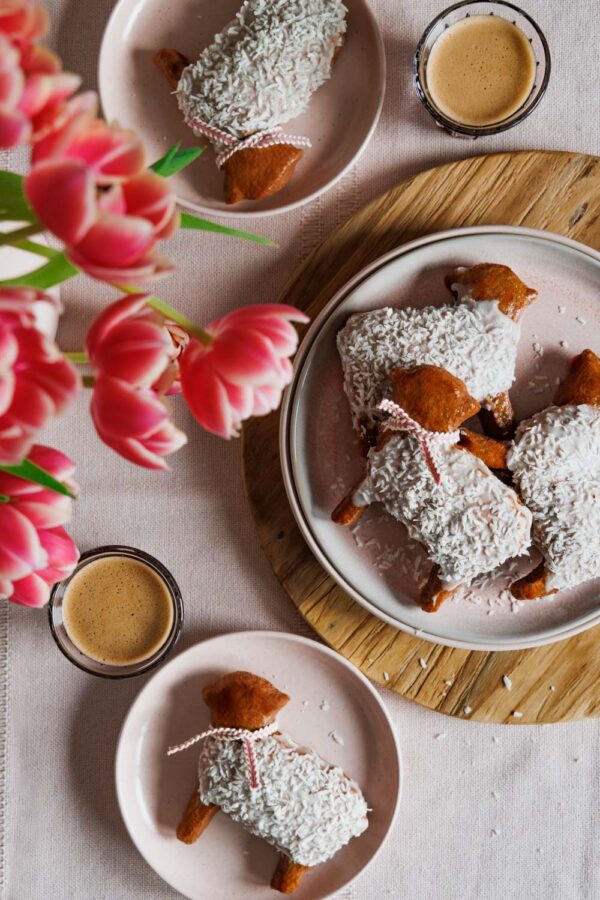 Osterbäck aus Quark-ÖlTeig: zuckersüße Osterlämmchen mit Kokosfell.