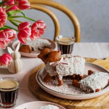 Osterbäck aus Quark-ÖlTeig: zuckersüße Osterlämmchen mit Kokosfell.