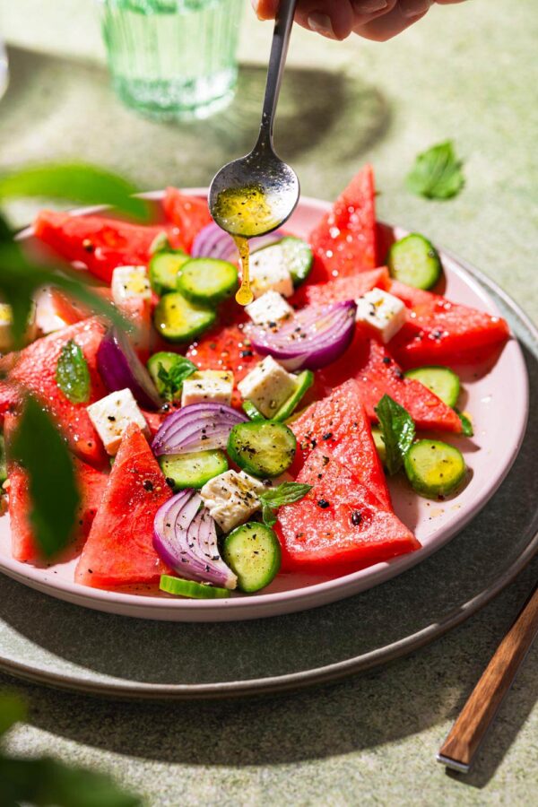 Melonen-Feta Salat mit Gurke, Wassermelone und Minze. 