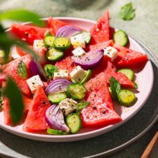 Melonen-Feta Salat mit Gurke, Wassermelone und Minze.
