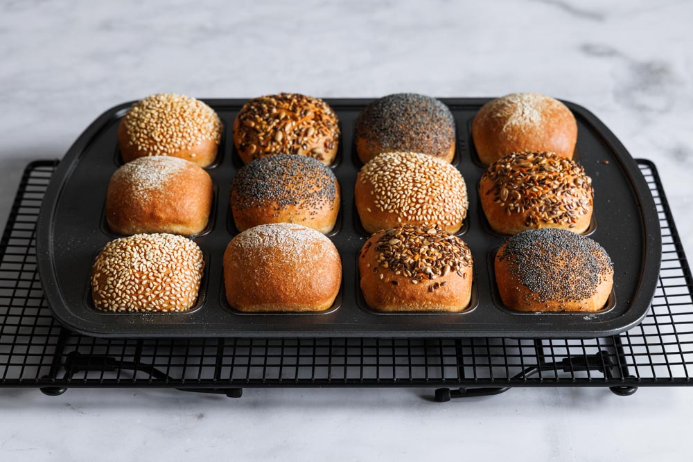 Mini-Frühstücksbrötchen aus der Brownieform nach dem Backen.