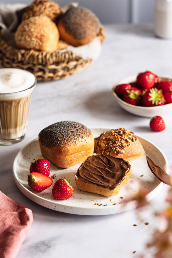Mini-Frühstücksbrötchen mit Saaten-Topping aus der Brownieform.