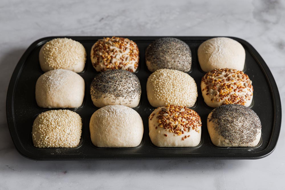 Mini-Frühstücksbrötchen aus der Brownieform vor dem Backen.